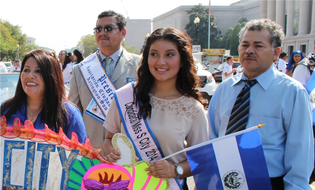  Carlos Guzmán (derecha) junto al Manfredo Mejía y candidatas a Miss Sister City