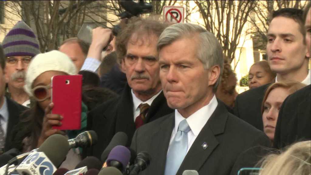  El ex gobernador de Virginia Bob McDonnell, ofrece declaraciones luego de la sentencia
