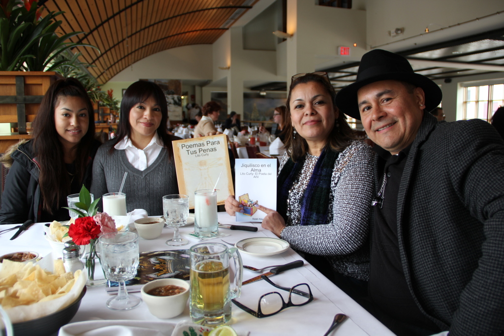 ‘Lito Curly’ muestra sus libros de poesía junto a su familia en Washington DC