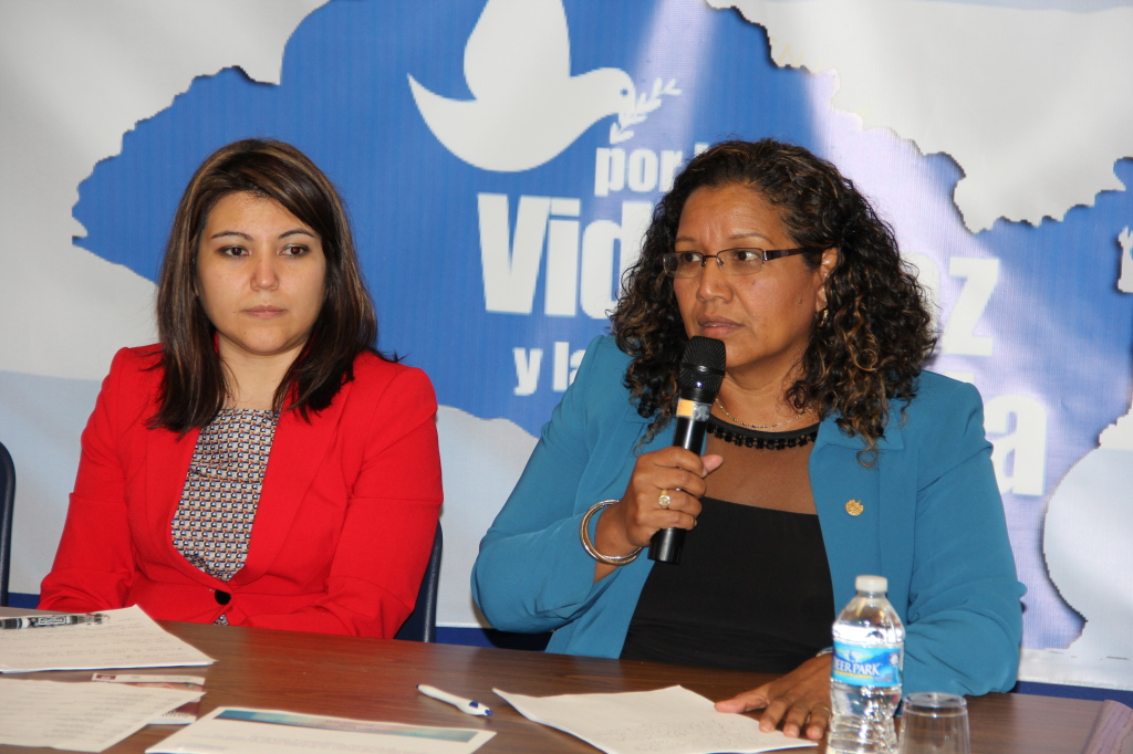 La Cónsul Keny López y la Viceministra Magarín responden inquietudes de salvadoreños