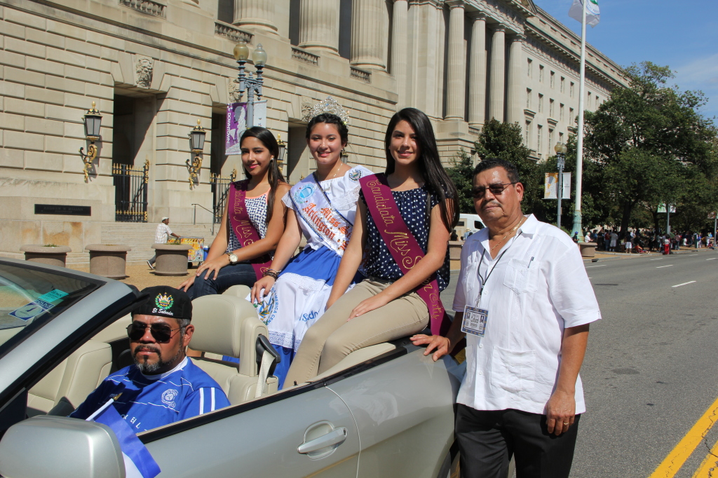 Manfredo Mejía organizador de MIss Sister City Arlington, junto a las reinas, desfilaron en Fiesta DC