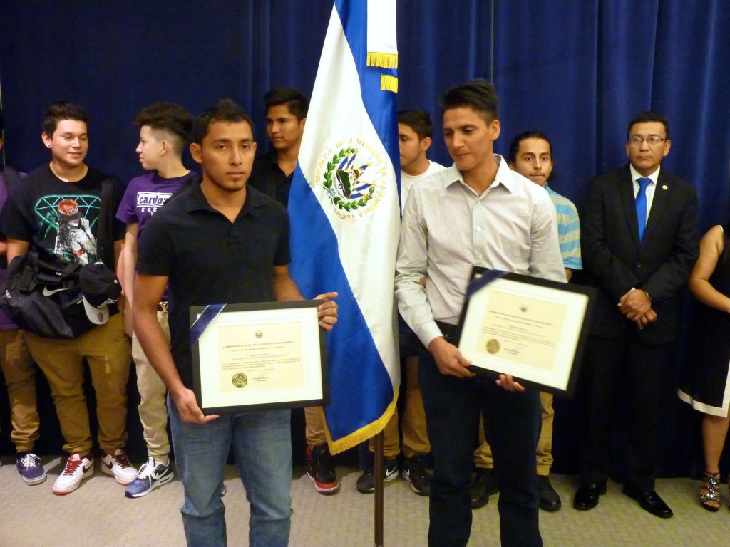  Frank Velásquez y Eliodoro Portillo tras ser reconocidos. Foto, Ramón Jiménez