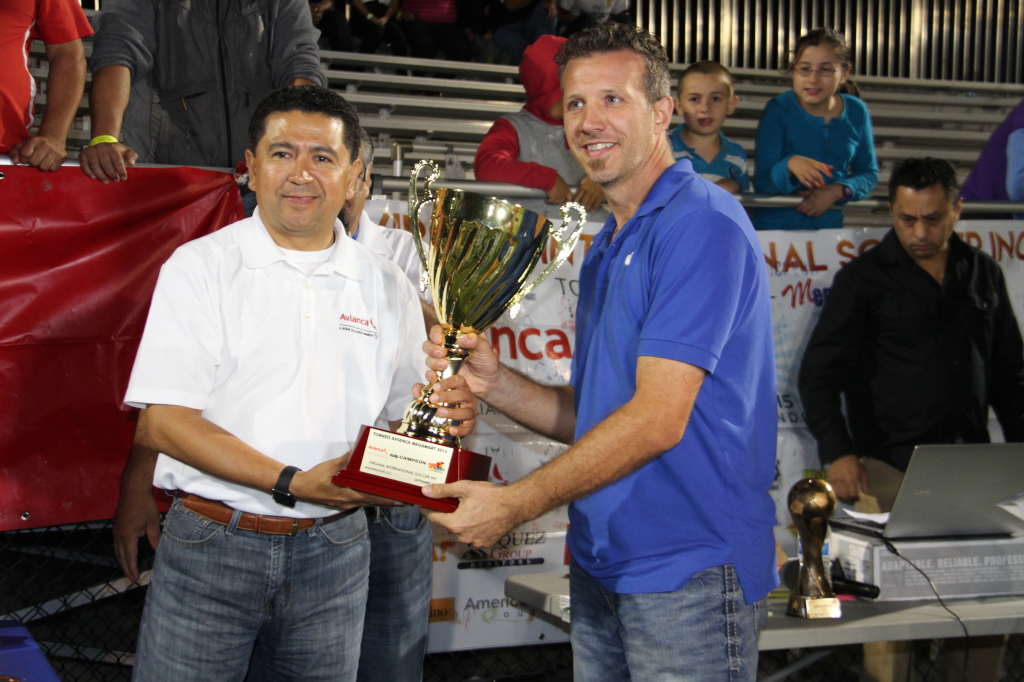Aristides Luna de Aviancac, otorga trofeo de Subcampeón al portero de Victoria