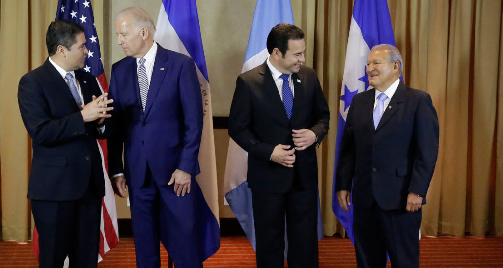  El vicepresidente de Estados Unidos, Joseph Biden, con los presidentes de Honduras, Guatemala y El Salvador
